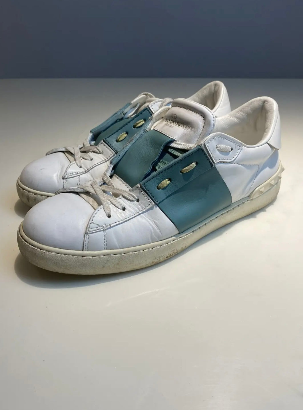 Valentino White & Green Leather Rockstud Low-Top Sneakers