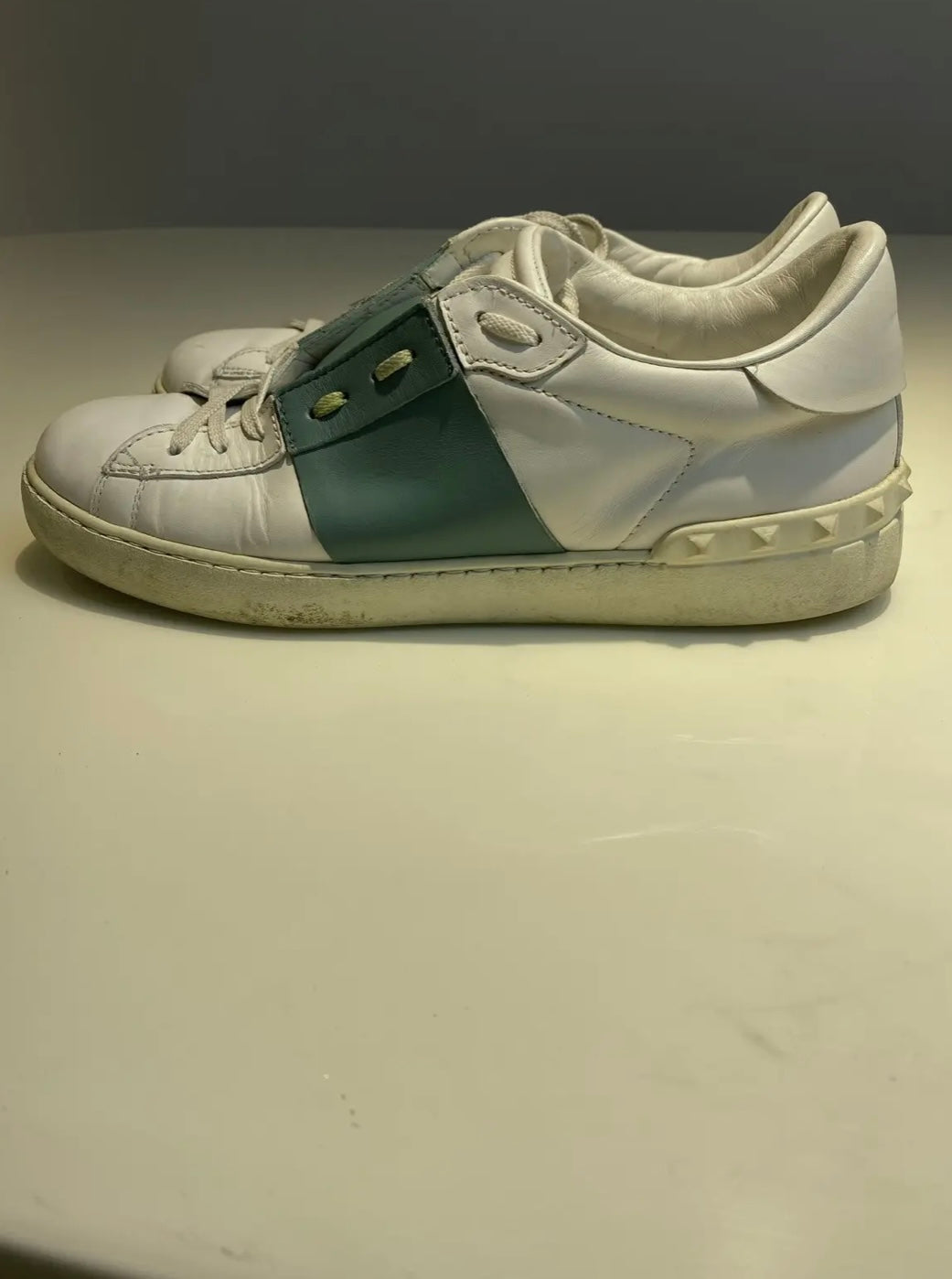 Valentino White & Green Leather Rockstud Low-Top Sneakers